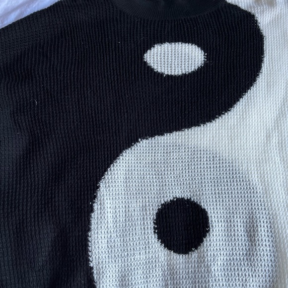 yin yang sweater - Picture 2 of 5